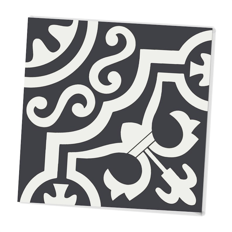 Puede incluir: Azulejo decorativo cuadrado con un patr&oacute;n repetitivo en blanco y negro. El dise&ntilde;o presenta l&iacute;neas onduladas, formas geom&eacute;tricas y elementos florales. El azulejo tiene un acabado mate y una est&eacute;tica limpia y moderna.