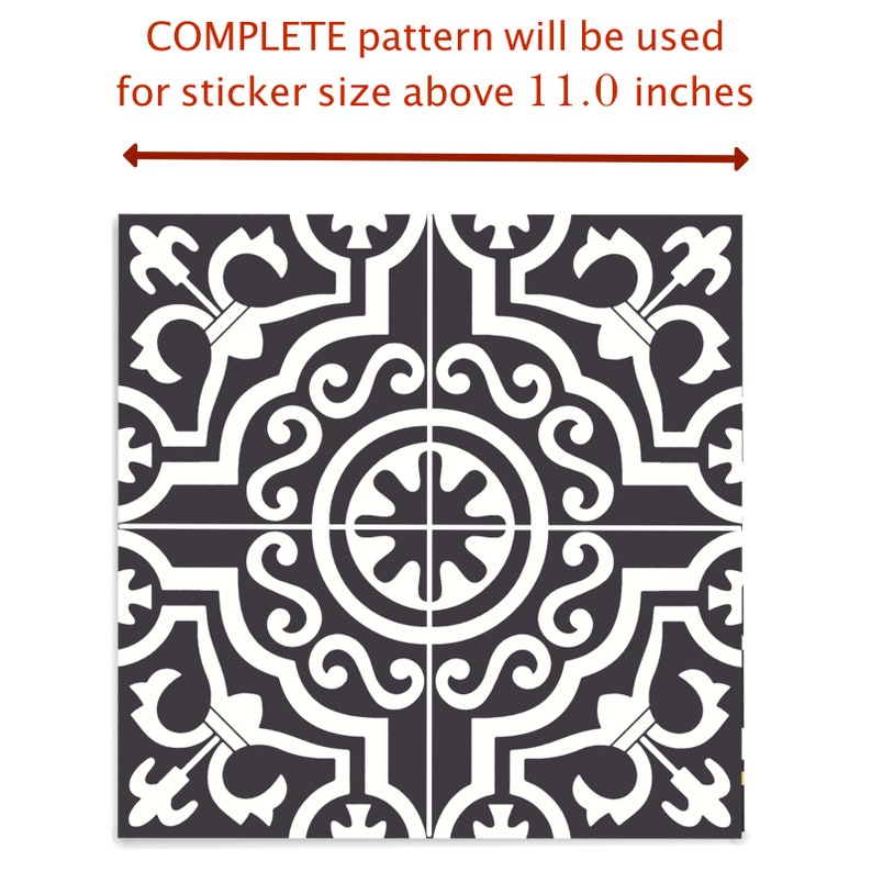 Puede incluir: Cuatro baldosas cuadradas dispuestas para formar un cuadrado m&aacute;s grande, con un patr&oacute;n ornamental repetido en blanco y negro. El dise&ntilde;o incluye l&iacute;neas onduladas, elementos florales y un motivo circular central. El texto en la parte superior dice: COMPLETE pattern will be used for sticker size above 28 cm.