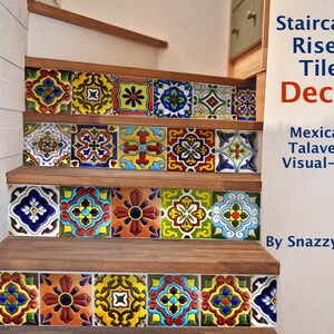 Puede incluir: Calcoman&iacute;as de azulejos para contrahuellas de escaleras con dise&ntilde;o mexicano Talavera. Las calcoman&iacute;as presentan azulejos coloridos y estampados en tonos azules, amarillos, rojos y verdes, aplicados a las contrahuellas de escaleras de madera. El texto "Staircase Riser Tile Decal" es visible.