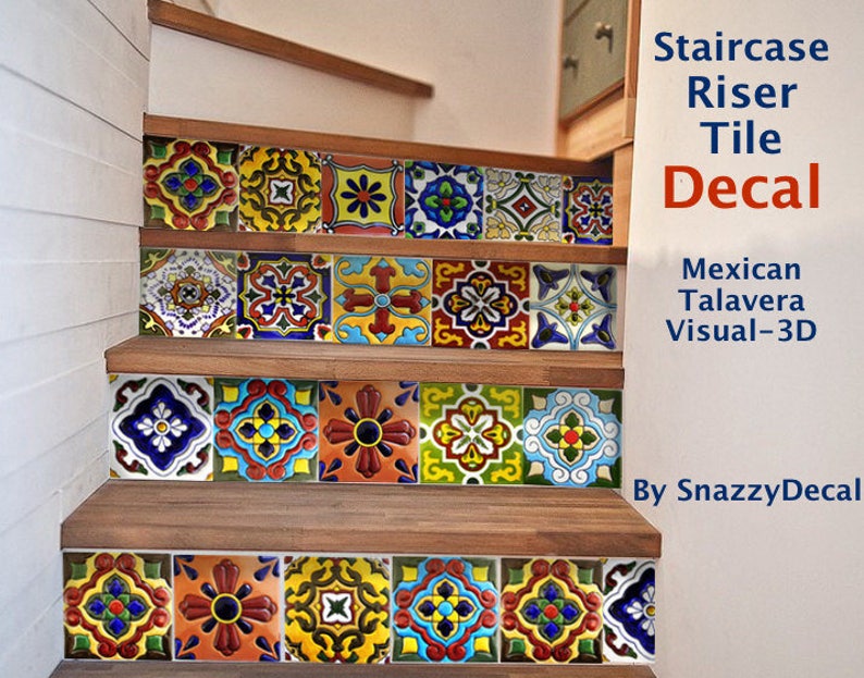 Puede incluir: Calcoman&iacute;as de azulejos para contrahuellas de escaleras con dise&ntilde;o mexicano Talavera. Las calcoman&iacute;as presentan azulejos coloridos y estampados en tonos azules, amarillos, rojos y verdes, aplicados a las contrahuellas de escaleras de madera. El texto "Staircase Riser Tile Decal" es visible.
