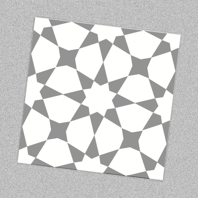 Puede incluir: Azulejo cuadrado con un patr&oacute;n geom&eacute;trico repetitivo. El dise&ntilde;o presenta formas blancas y grises dispuestas en un patr&oacute;n de estrella sim&eacute;trico. El azulejo est&aacute; sobre un fondo gris claro.