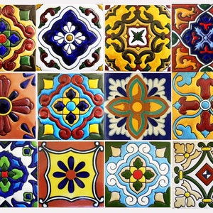 Puede incluir: Una colecci&oacute;n de doce baldosas de cer&aacute;mica cuadradas con dise&ntilde;os intrincados y coloridos. Cada baldosa presenta un patr&oacute;n &uacute;nico con motivos florales y geom&eacute;tricos en tonos de azul, amarillo, rojo, verde y marr&oacute;n. Las baldosas est&aacute;n dispuestas en una cuadr&iacute;cula.