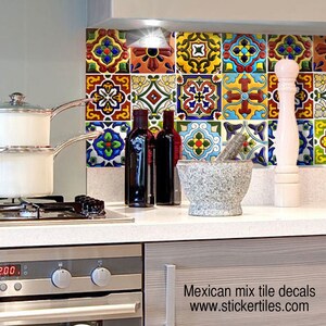 Puede incluir: Adhesivos de azulejos mexicanos coloridos con varios dise&ntilde;os. La imagen muestra una cocina con una estufa, ollas, botellas y un mortero. El texto en la imagen dice "Mexican mix tile decals www.stickertiles.com".