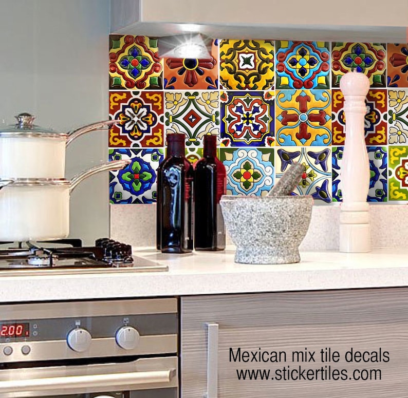 Puede incluir: Adhesivos de azulejos mexicanos coloridos con varios dise&ntilde;os. La imagen muestra una cocina con una estufa, ollas, botellas y un mortero. El texto en la imagen dice "Mexican mix tile decals www.stickertiles.com".