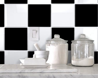 Könnte beinhalten: Küchenszene mit einer schwarz-weißen karierten Fliesenrückwand. Zwei Gläser mit Deckel stehen auf einer Marmorarbeitsplatte und sind mit weißem Pulver gefüllt. Eine weiße Butterdose, Mörser und Stößel sowie ein Lichtschalter sind ebenfalls zu sehen.