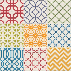 Puede incluir: Nueve baldosas cuadradas con varios patrones geométricos en rojo, azul, verde y naranja. Los patrones incluyen círculos entrelazados, cuadrifolios y zigzags, todo sobre un fondo neutro.