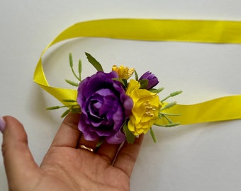 Ramillete de muñeca de pleno verano: Pulsera floral mexicana, brazalete de flores color ciruela.