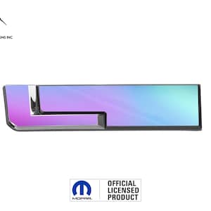 Może przedstawiać: Prostokątna odznaka z gradientem od fioletu do turkusu, z chromowanym kształtem "L" po lewej stronie. Odznaka ma czarne obramowanie i tekst "OFFICIAL LICENSED PRODUCT" oraz logo Mopar.