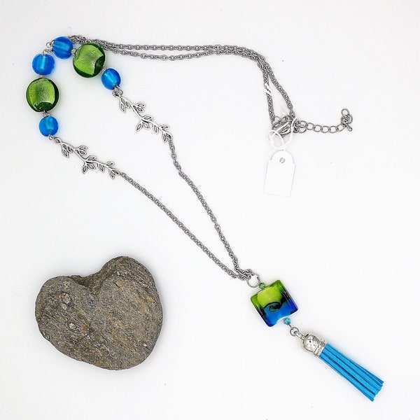 Sautoir vert et bleu avec perles de verre  et pendentif pompon réf 947