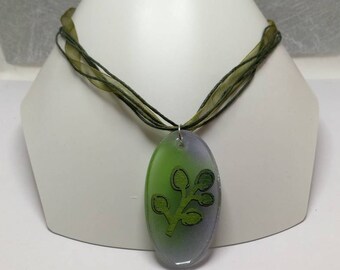 Collier Organza Vert Avec Pendentif Trèfle 19x16 Mm - Générique, Neuf Sans Emballage