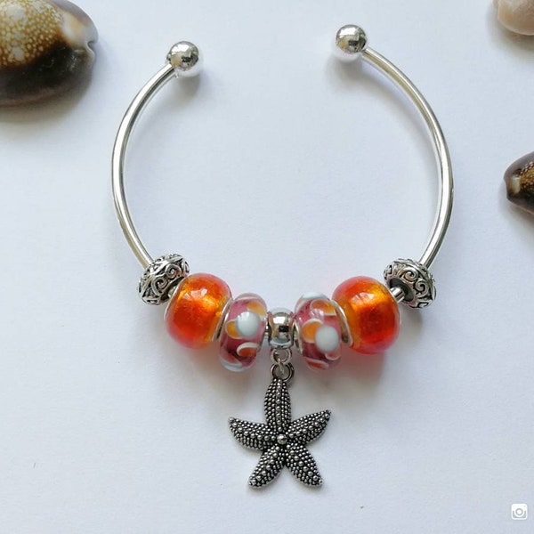 Bracelet charms, rigide, orange avec breloque étoile de mer réf 976