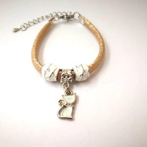 Girl&#39;s bracelet, beige and white artificial leather cord, with little cat ref 930