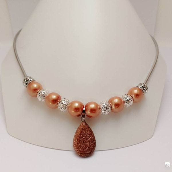 Collier charme cuivré avec perles et goutte scintillante  (ref 1020)