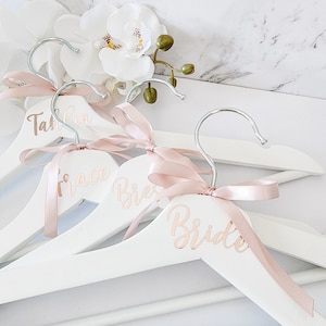 Personalisierte hölzerne Hochzeitskleiderbügel in weiß | Namen Aufhänger für Brautjungfer Geschenk