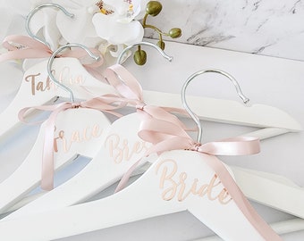 Perchas personalizadas para vestidos de novia de madera en blanco / Percha personalizada para regalo de dama de honor