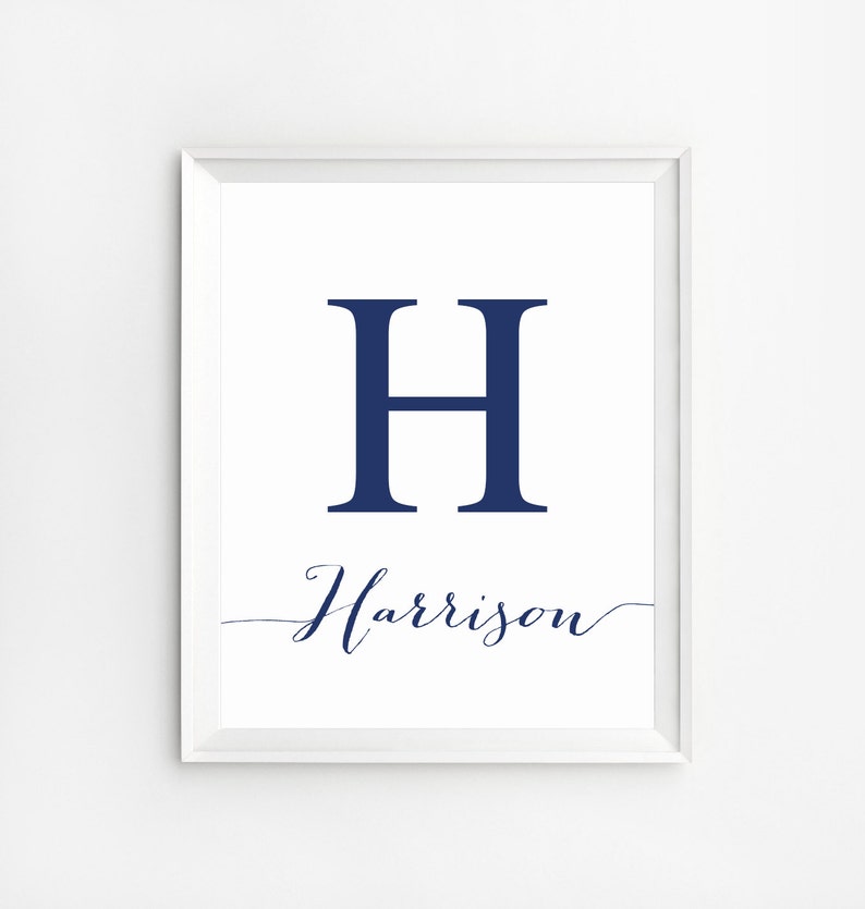 Puede incluir: Impresi&oacute;n enmarcada con borde blanco. La impresi&oacute;n presenta una gran letra "H" azul marino sobre el nombre "Harrison" en cursiva. El fondo es blanco.