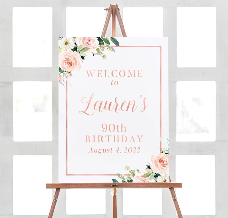 Puede incluir: Bienvenido al cartel del 90 cumplea&ntilde;os de Lauren con un marco de oro rosa y un dise&ntilde;o floral. El cartel est&aacute; en un caballete de madera.