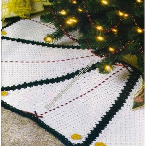 Christmas Tree Skirt Vintage Retro Crochet Pattern PDF Easy Quick to Make Heirloom Skirt Snow White Green Gold Instant Download PDF - 2979