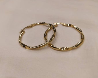 Hoop earrings in 14 karat gold