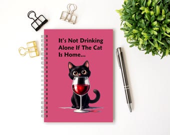 Cuaderno de espiral humorístico con diseño de vino y un gato negro en la portada, 5 x 7 pulgadas, páginas rayadas.