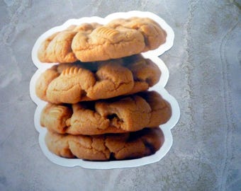 Galletas de mantequilla de cacahuete recién horneadas, pegatina resistente al agua, vinilo laminado de 7,6 x 6,35 cm.