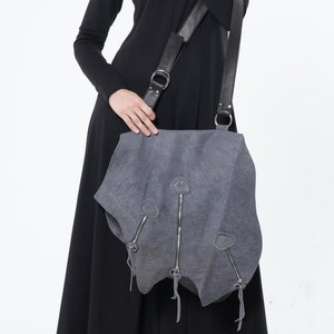Echtleder Flap Bag / Graue Crossbody Bag / Asymmetrische Schultertasche METB0057