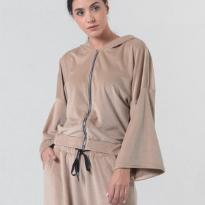 Svart topp med dragkedja / Sammetsluva / Vardagsluva / Svart tröja / Blus med klockärm / Extravaganta kläder / Vardagsluva METT0230 Beige