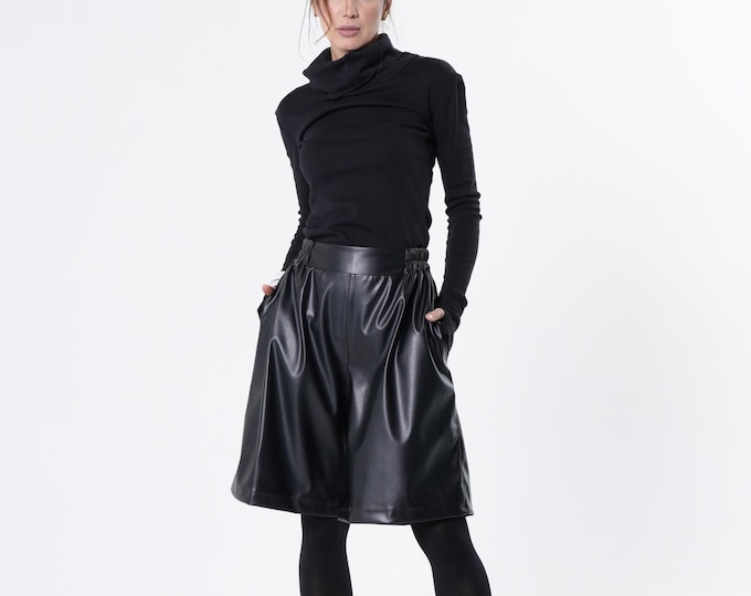 Vegan Leather Bermuda Shorts - Short Black Pants METP0138