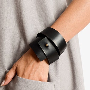 Leren armmanchet / zwart leren manchetarmband / leren handmanchet / minimalistisch design armband / rave-sieraden / Metamorphoza METBR1