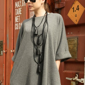 ブラックレザーネックレス / 五層ペンダント / 本革タッセルネックレス / METAMORPHOZA META0004の贅沢なレザーアクセサリー