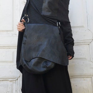 Petit sac à main en cuir noir/Sacs à bandoulière en cuir pour femme/Sac fourre-tout d'école/Sac hobo gothique/Petit sac à bandoulière en cuir noir METB0011