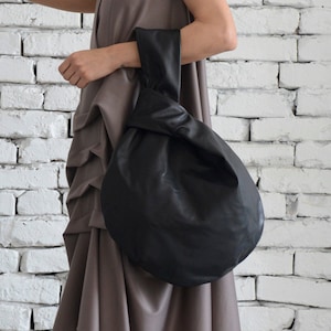 Sac rond noir/sac en cuir moderne/fourre-tout en cuir véritable extravagant/petite pochette noire/sac à main décontracté en cuir noir/mini sac fourre-tout METB0008