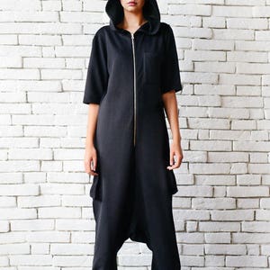Macacão longo preto/calças pretas com virilha caída/túnica solta com capuz/macacão casual preto/macacão preto de manga curta METJ0011