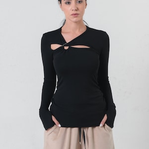 贅沢なトップス/秋トップス 長袖 レディース/オープンフロントトップス/アバンギャルドな服/未来的な服/カットアウトトップス METT0226