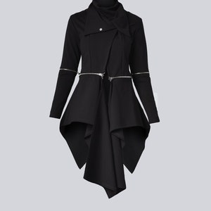 Puede incluir: Chaqueta negra de manga larga asim&eacute;trica con cuello alto y detalle de cremallera en la cintura.