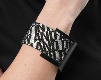 Pulsera de cuero genuino / Pulsera negra con estampado metálico / Puño de cuero hecho a mano