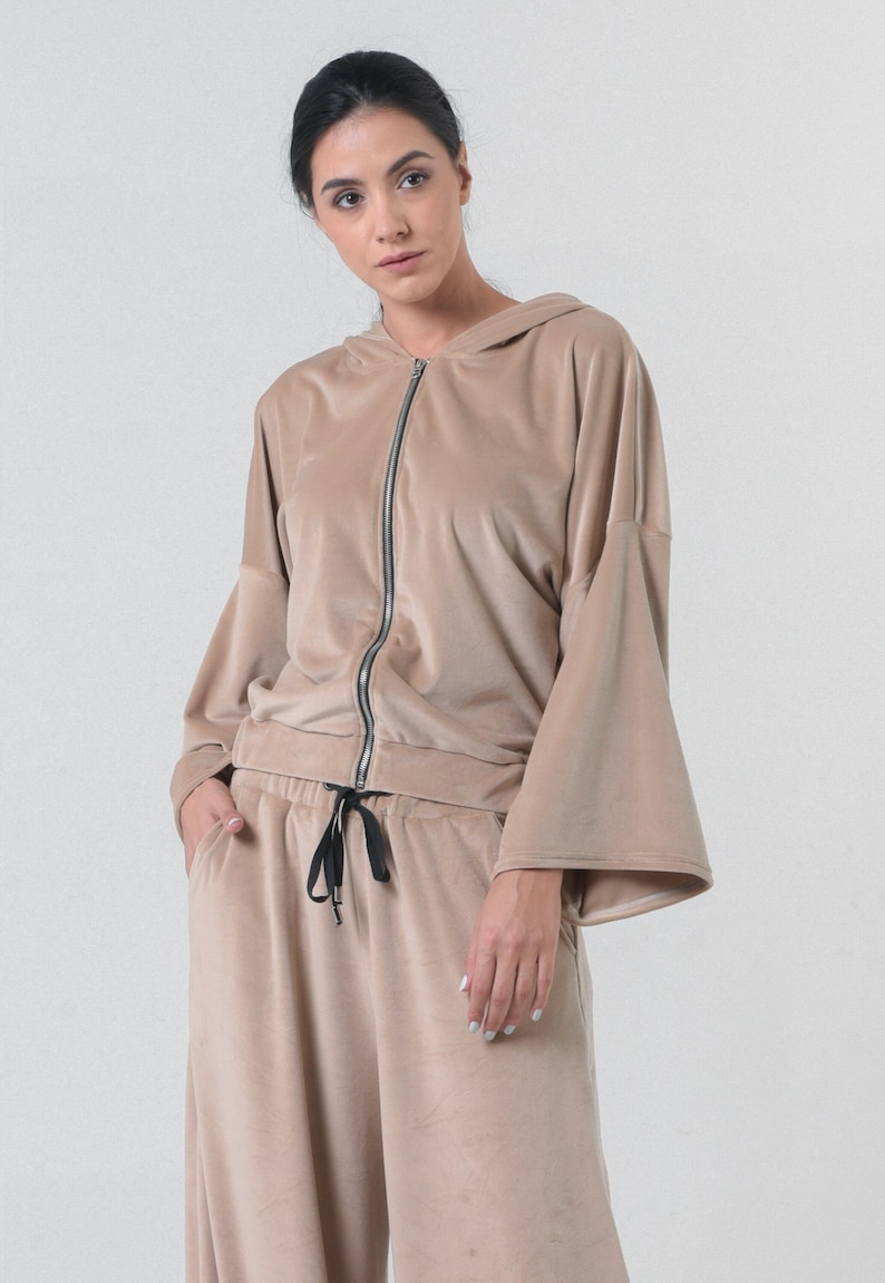 Svart topp med dragkedja / Sammetsluva / Vardagsluva / Svart tröja / Blus med klockärm / Extravaganta kläder / Vardagsluva METT0230 Beige