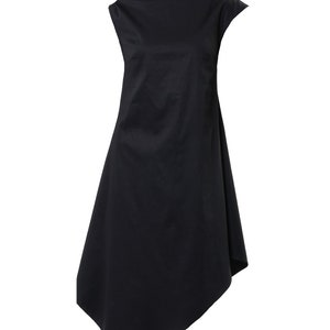 K&ouml;nnte beinhalten: Ein schwarzes asymmetrisches &auml;rmelloses Kleid mit hohem Ausschnitt und einem flie&szlig;enden, dreieckigen Saum.