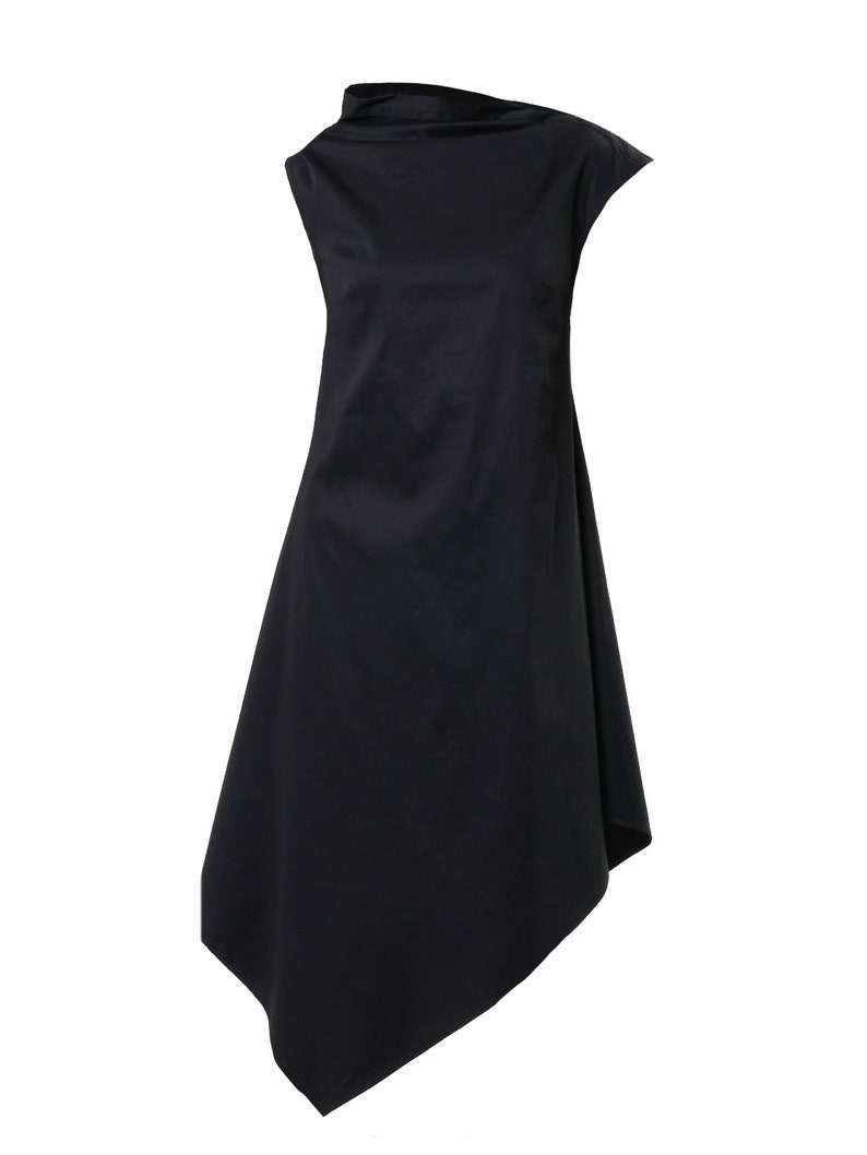 K&ouml;nnte beinhalten: Ein schwarzes asymmetrisches &auml;rmelloses Kleid mit hohem Ausschnitt und einem flie&szlig;enden, dreieckigen Saum.