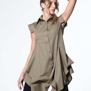 Asymmetrisk topp / Olivgrön topp / Elegant topp / Sommarskjorta / Överdimensionerad topp / Volangskjorta / Ärmlös skjorta / METT0246