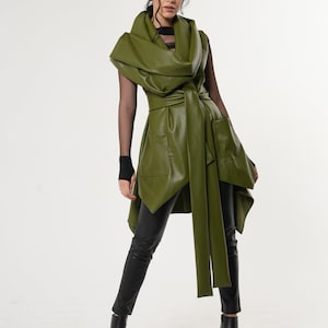 Gilet asymétrique en cuir végétalien/Manteau sans manches en similicuir vert - METC0096