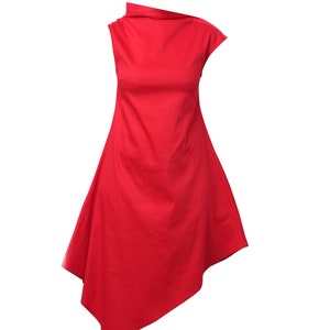 K&ouml;nnte beinhalten: Ein rotes, &auml;rmelloses Kleid mit hohem Kragen und asymmetrischem Saum.