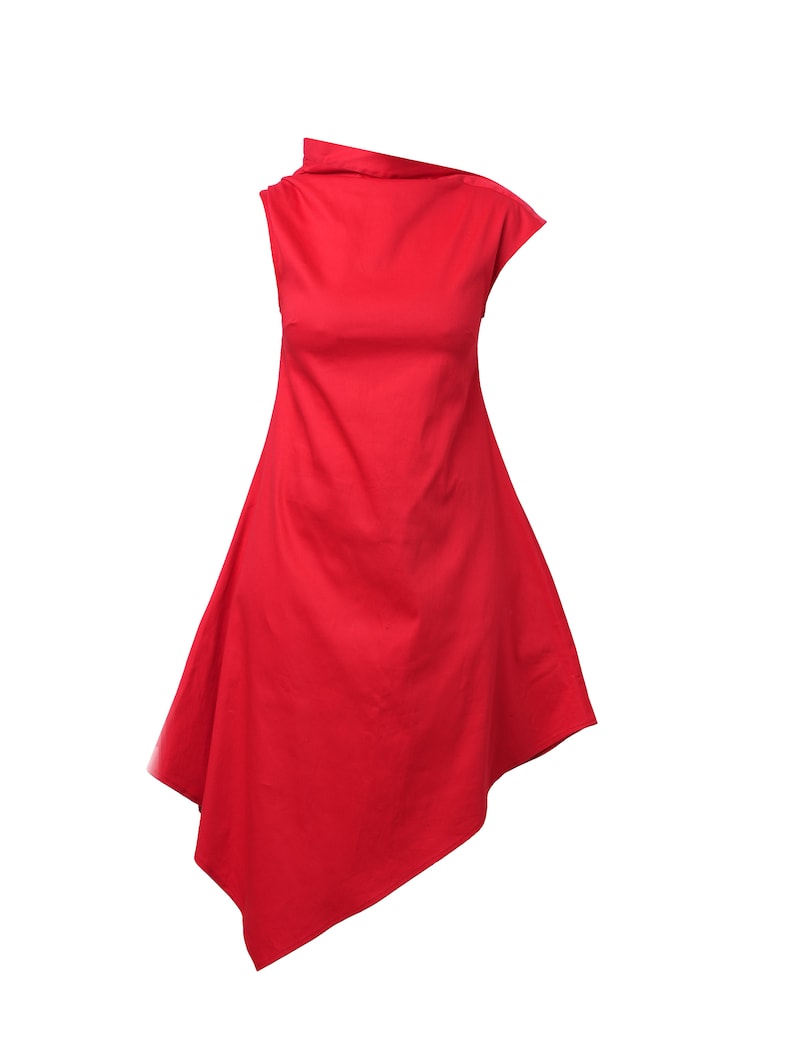 K&ouml;nnte beinhalten: Ein rotes, &auml;rmelloses Kleid mit hohem Kragen und asymmetrischem Saum.