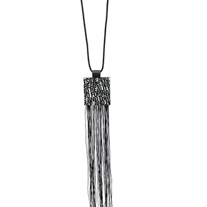 Puede incluir: Collar negro con un colgante cuadrado con texto y una larga borla de hebras negras. El colgante tiene un fondo negro con texto blanco. El collar es de dise&ntilde;o sencillo, adecuado para varios atuendos.