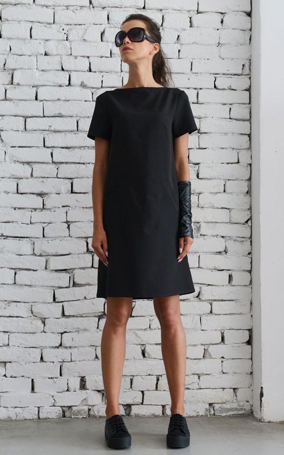 short sleeve black dress