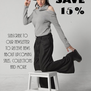 Peut inclure: Une femme portant un pull gris &agrave; col roul&eacute;, un pantalon noir et un chapeau noir se tient sur un marchepied blanc. Le texte "SAVE 15%" est dans le coin sup&eacute;rieur droit de l'image. Le texte "SUBSCRIBE TO OUR NEWSLETTER TO RECEIVE NEWS ABOUT UPCOMING SALES, COLLECTIONS AND MORE" est dans le coin inf&eacute;rieur gauche de l'image. Le texte "YOU CAN FIND THE LINK IN THE DESCRIPTION." est dans le centre inf&eacute;rieur de l'image.