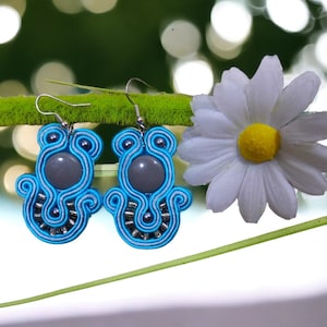 Delicati orecchini a bottone in soutache blu: eleganti orecchini fatti a mano