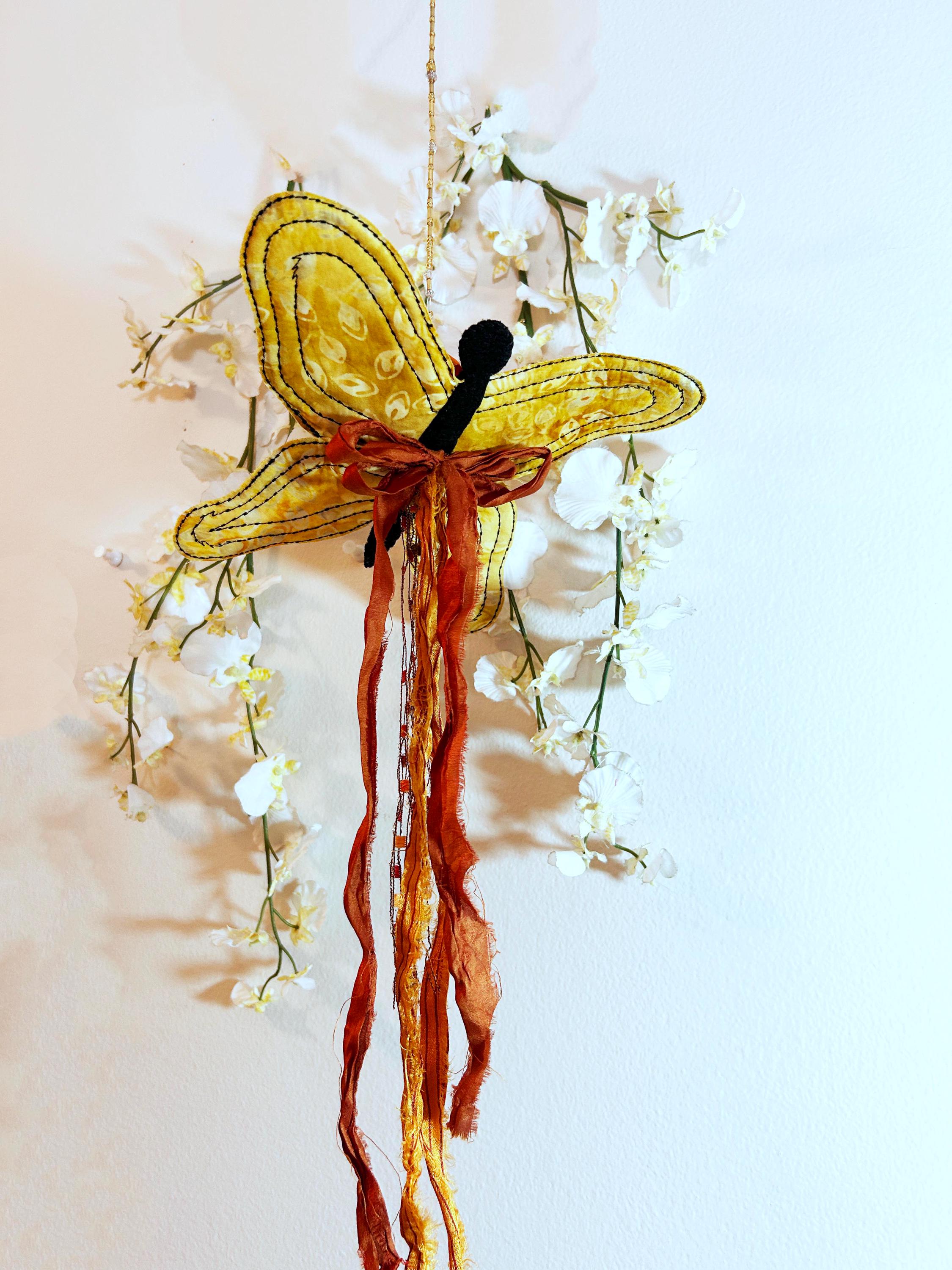 Móvil de mariposa celestial de 18 cm, pieza única en tela, arte espiritual de mariposas. Arte de fibra, escultura suave móvil n.° 8.