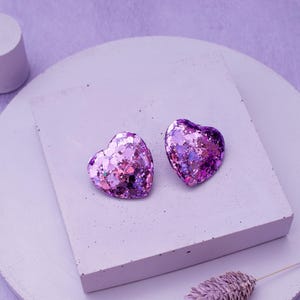 Brincos de pino de coração de amor rosa lilás Brincos de resina Brincos de declaração brilhantes Dia dos Namorados Glitter Chunky abobadado Coração Forma Corações fofos