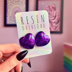Brincos de pino de coração de amor roxo Brincos de resina Brincos de declaração brilhantes Dia dos namorados Cadburys Glitter roxo Chunky formato de coração abobadado